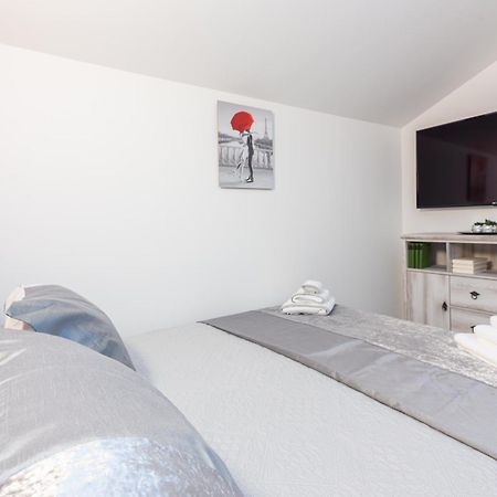 Apartments Cro Adria Stay Медулин Екстер'єр фото